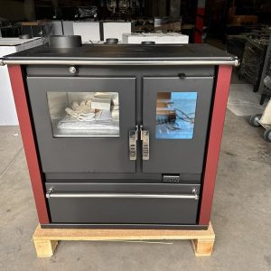 Holzofen Kochherd Verso Cs plus Inox Links Mit 7.7 Kw Leistung, Großem Backfach Und Robustem Edelstahldesign [Seitenpaneele in Bordeaux]