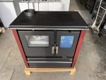 Holzofen Kochherd Verso Cs plus Inox Links Mit 7.7 Kw Leistung, Großem Backfach Und Robustem Edelstahldesign [Seitenpaneele in Bordeaux]